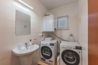 Celý dům v klidné části města, parkování zdarma - 1