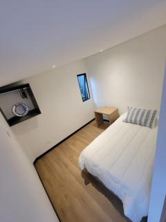 Excelente habitación cerca parque Simon Bolivar, Embajada y Movistar3 - 3