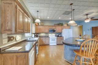 Waters Edge Home on Shore of Beaver Lake! - 3