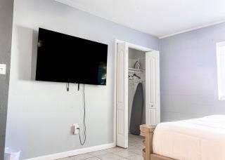 2 BR 2 BA Cottage Near Beach - 3