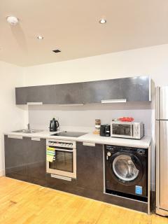 Modern 1-Bed Flat - Cardiff City Centre - Parking - 1