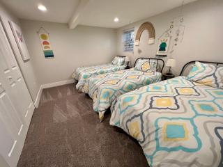 717 Charming 4 Bed Mid-Town Retreat - 8