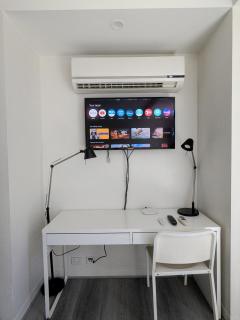 South Yarra Studio - Free Parking, Gym & Balcony Views - 1