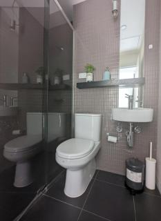 South Yarra Studio - Free Parking, Gym & Balcony Views - 4