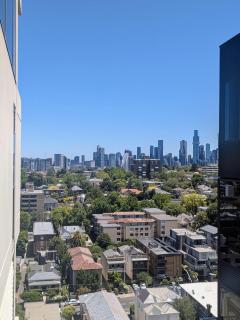 South Yarra Studio - Free Parking, Gym & Balcony Views - 8