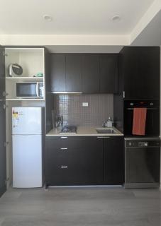 South Yarra Studio - Free Parking, Gym & Balcony Views - 9