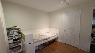 Bright ensuite with WiFi Parking available - 1