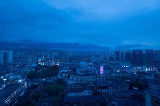 Zhangjiajie Local Vibe Downtown Guesthouse - 5