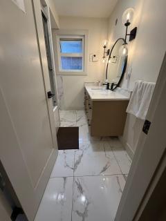 Downtown Vancouver Rooms - Walk to SkyTrain & BC Place, Free Parking & Fast Wi-Fi - 5