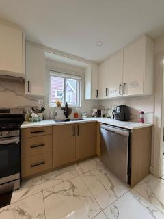 Downtown Vancouver Rooms - Walk to SkyTrain & BC Place, Free Parking & Fast Wi-Fi - 2