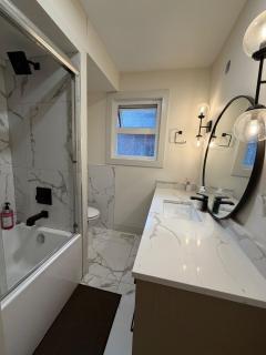 Downtown Vancouver Rooms - Walk to SkyTrain & BC Place, Free Parking & Fast Wi-Fi - 0