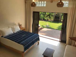 Private Room Steps to Beach Tropical Garden Retreat Breakfast Included - 8