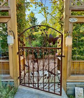 1890 CapeCod farmhouse:Charming, Private, Spacious - 8