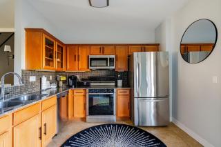 Fireside Double Kings Midtown Luxe Suite - 9