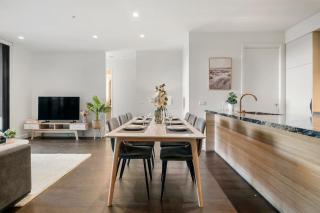 Elegant Spacious CBD 3BR Luxury Apartment with Parking & City Views - 9