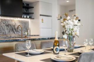 Elegant Spacious CBD 3BR Luxury Apartment with Parking & City Views - 3