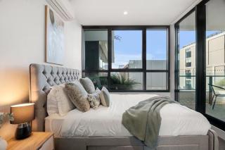 Elegant Spacious CBD 3BR Luxury Apartment with Parking & City Views - 2