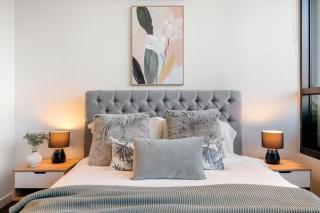 Elegant Spacious CBD 3BR Luxury Apartment with Parking & City Views - 7