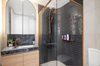 Elegant Spacious CBD 3BR Luxury Apartment with Parking & City Views - 5