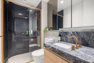 Elegant Spacious CBD 3BR Luxury Apartment with Parking & City Views - 1