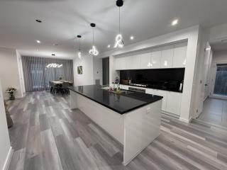 Brand New Retreat in Manor Lakes Victoria for Up to 10 guests, Bedrooms Allocated Based on Number of Guests, 2 Guests Per Bedroom - 4