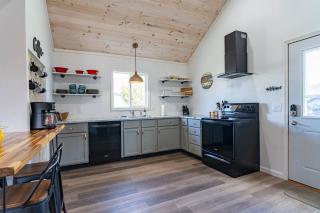 Renovated Retreat Home in Huron, close to beaches - 7