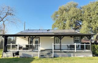 2 bed 2 bath Modern Farmhouse in Old Town Spring - 8