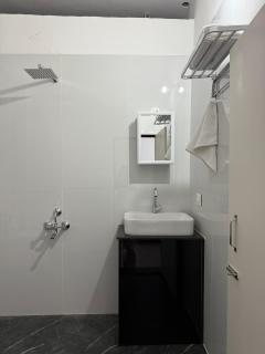 Tinhenric's Modern 3BHK Near Bhutan Gate - 5