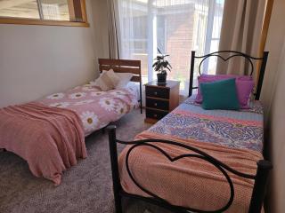 THE FLOWER BEDS Walk to town and beach - 6