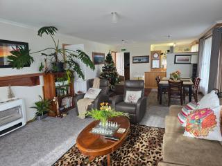 THE FLOWER BEDS Walk to town and beach - 4