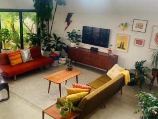 Beautiful light-filled designer family home - 0