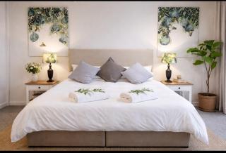 Modern Farm-Style Cottage with Fireplace & Garden - 1