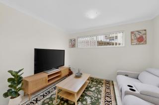 Mango Hill 3 Bedroom Family Accommodation - 1