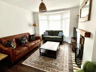 3-Bedroom Holiday Home, Newquay with Garden & Parking - 150 Steps to the Beach! - 2