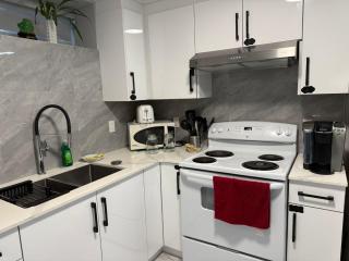 Bright & Cozy 4BR Vancouver Basement Suite - 9