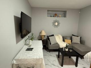 Bright & Cozy 4BR Vancouver Basement Suite - 8