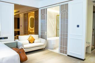 YOHO Treasure Island Hotel - 4