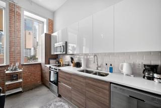 Beautiful Downtown Apartment with Pool, Laundry, Parking - 4