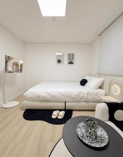 Ttukseom Station 6 minutes,Airport Bus 9 minutes,Seongsu,Seoul Forest,Myeongdong,Gwangya,Lotte World,KSPO - 5