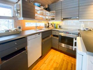 Modern Mountain Cabin Near Hiking Terrain - 6