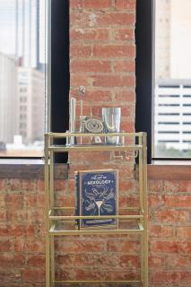 Beautiful Downtown Apartment with Pool, Laundry, Parking - 4