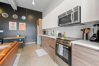 Beautiful Downtown Apartment with Pool, Laundry, Parking - 8