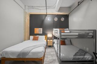 Beautiful Downtown Apartment with Pool, Laundry, Parking - 3