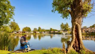 Hot Tub Private Lodge - Fountain Fishing Lakes - 7