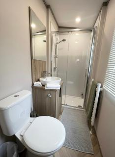 Hot Tub Private Lodge - Fountain Fishing Lakes - 6