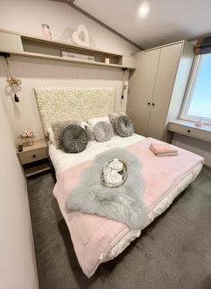 Hot Tub Private Lodge - Fountain Fishing Lakes - 3