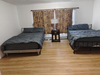 Vancouver Private Rooms - Free Parking, Fast Wi-Fi, Easy Transit - 15 mins Downtown & 11 mins Airport - 9