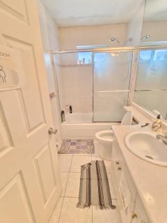 Vancouver Private Rooms - Free Parking, Fast Wi-Fi, Easy Transit - 15 mins Downtown & 11 mins Airport - 8