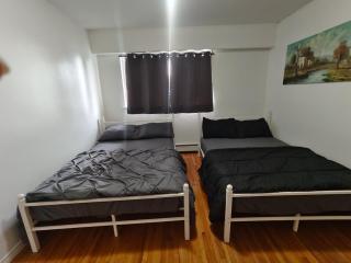 Vancouver Private Rooms - Free Parking, Fast Wi-Fi, Easy Transit - 15 mins Downtown & 11 mins Airport - 7