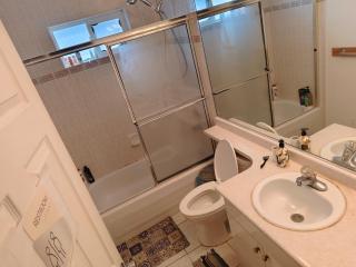 Vancouver Private Rooms - Free Parking, Fast Wi-Fi, Easy Transit - 15 mins Downtown & 11 mins Airport - 3